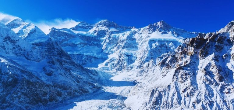 カンチェンジュンガ遠征8586m：究極の山の挑戦を解き放つ