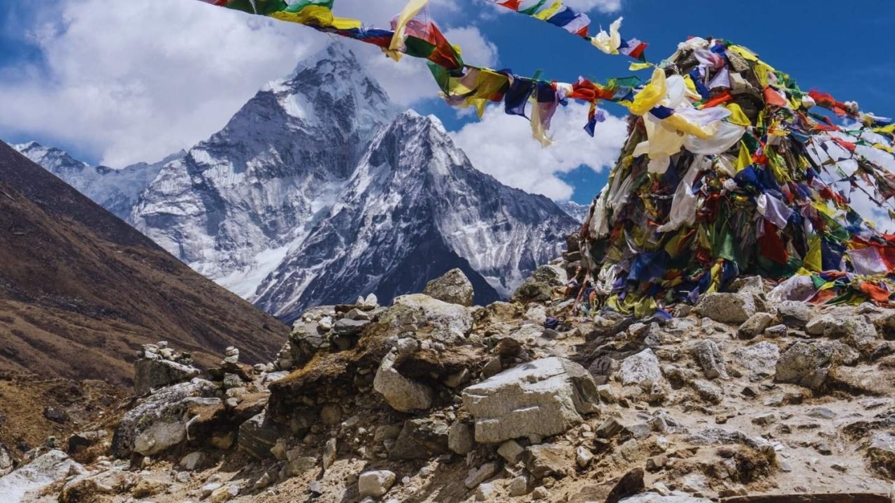 ロブチェ・ピーク遠征：6,119 mのCLobucheピーク遠征の16日間：壮大な冒険と6,119メートルの高さでの勇気、冒険、達成の勝利の16日間で高さを征服する