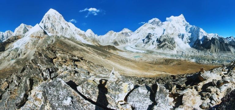 ヌプツェ峰遠征（7,861m）：雄大な山頂への46日間の高さを征服